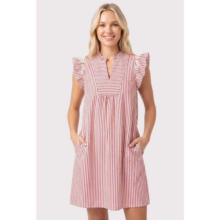 Robe rayée à encolure à volants et manches smockées. pour la vente par STACCATO