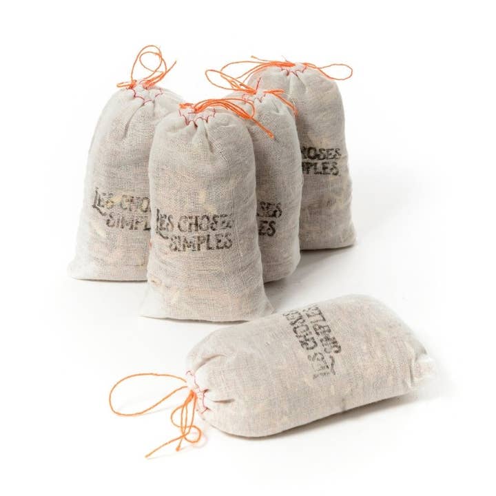 Little Bag of Cedarwood chips for Closet for wholesale by Les Choses Simples