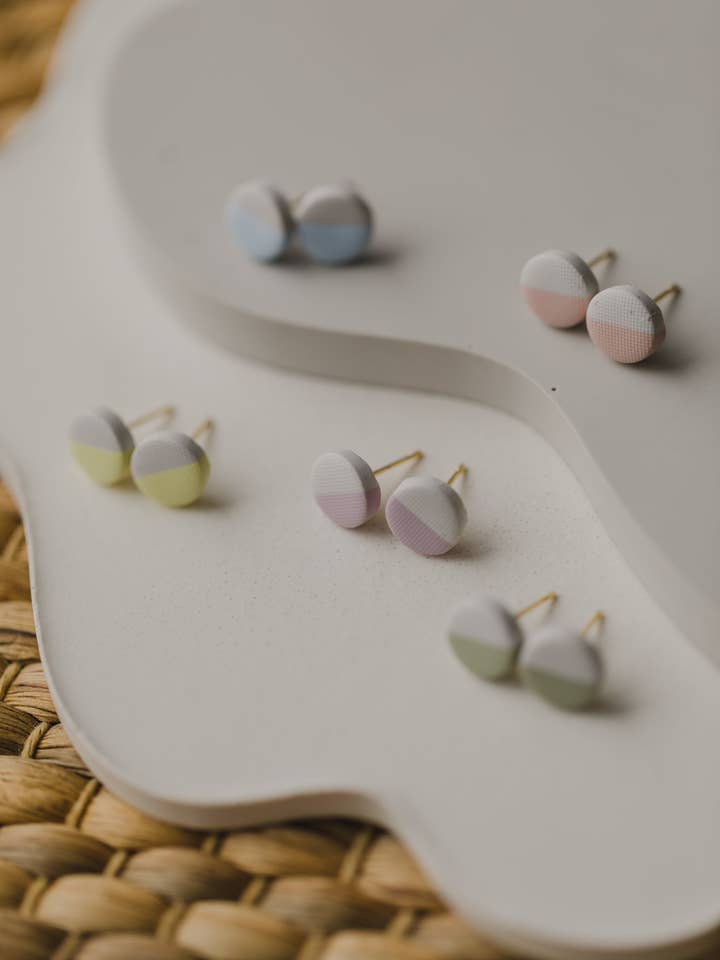 kleine runde zweifarbige Ohrstecker aus Polymer Ton in Pastell Farben für den Großhandel von walnutandcherry