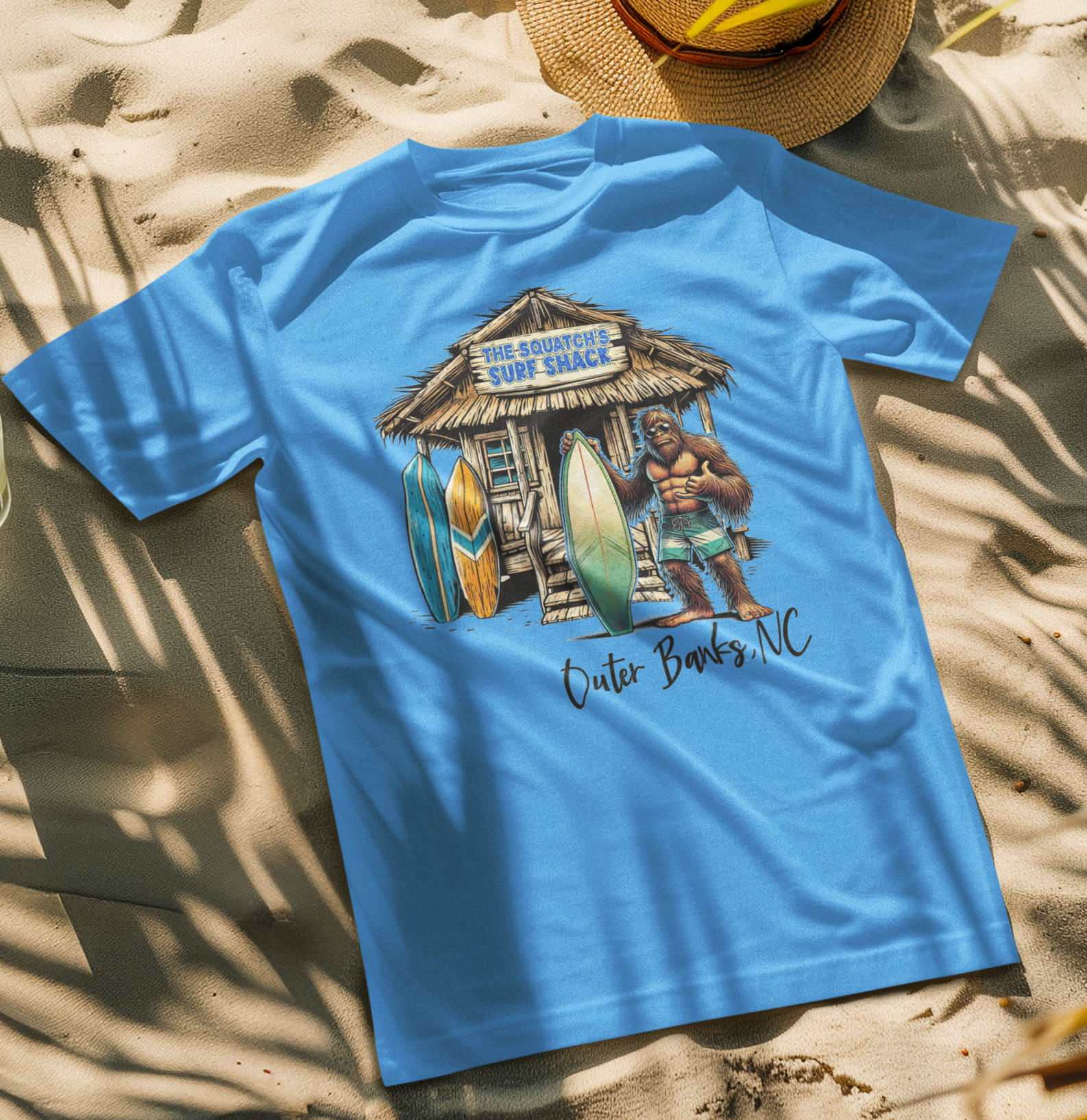 Squatchin’ Country – Großhandel T-Shirt (Grafikdruck) – Unisex – Bigfoot Surf Shack T-Shirt (blau oder gelb) anpassbar9