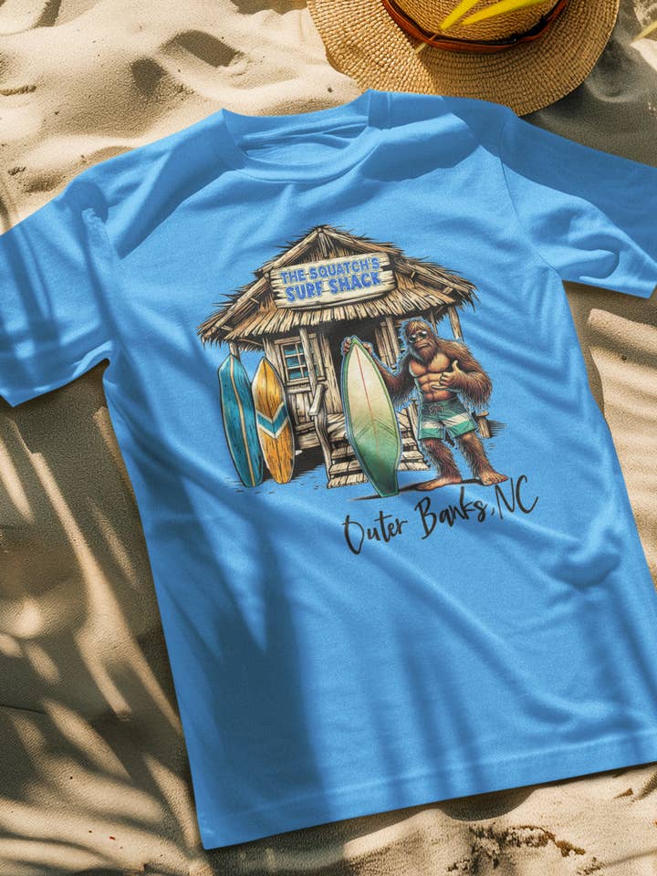 Squatchin’ Country – Großhandel T-Shirt (Grafikdruck) – Unisex – Bigfoot Surf Shack T-Shirt (blau oder gelb) anpassbar9