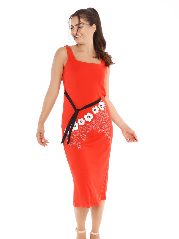 Rød midi kjole med broderi og sløjfe. Cucurbita Kjole for engroshandel hos Mamatayoe