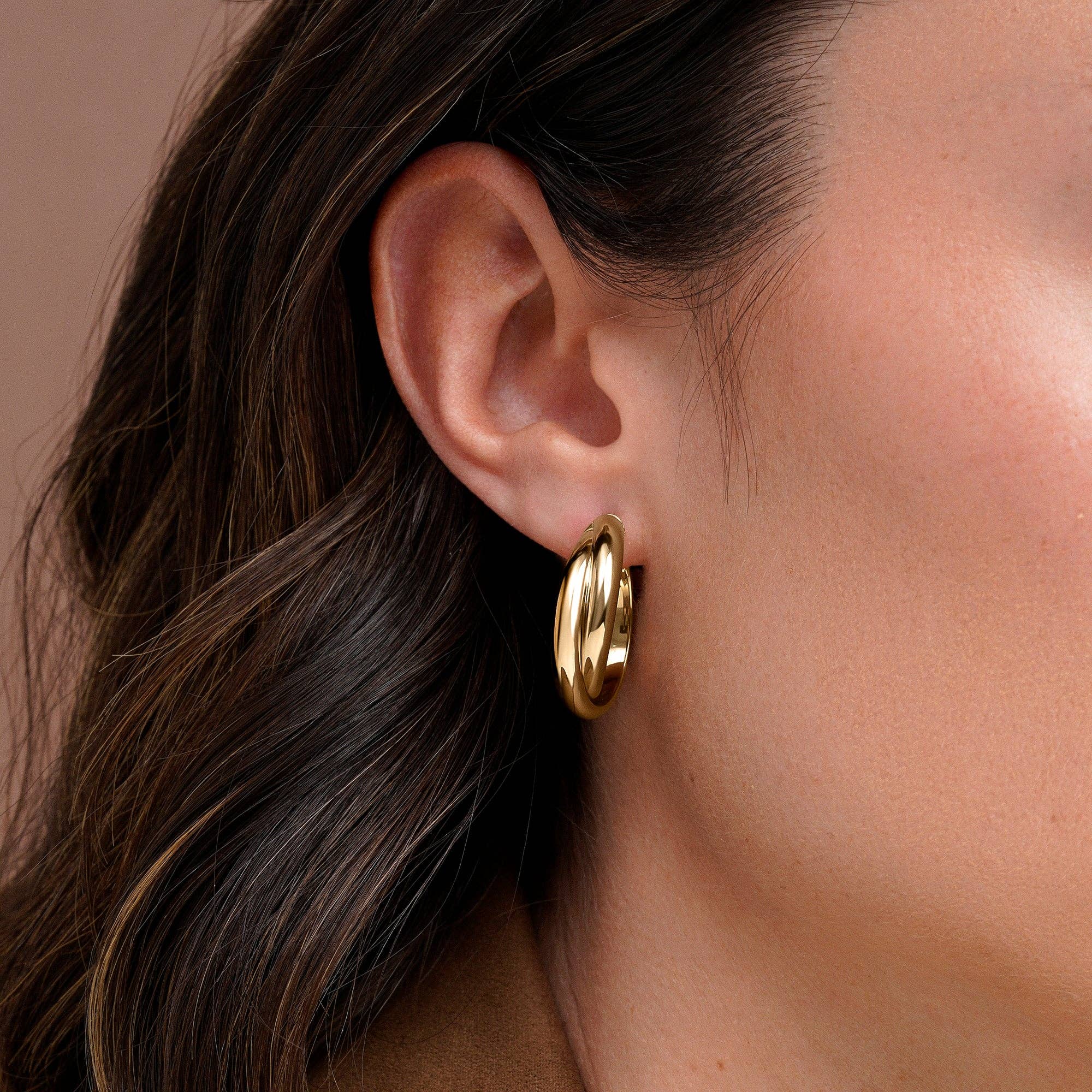 Itemporality - Wholesale Hoop Earrings - Silver hoops plated in yellow gold with a double intertwined effect 25mm1