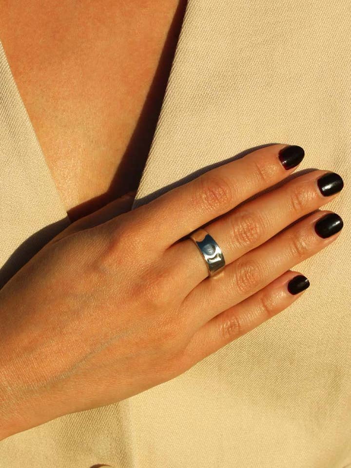 Satis silver hammered ring | Handmade jewelry in France for wholesale by Caprice Paris