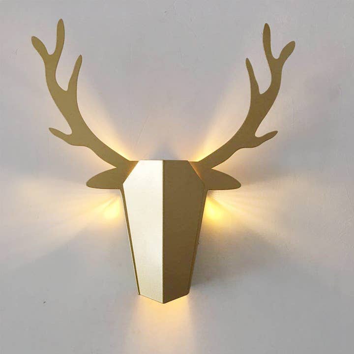 Dekorative Wandlampe mit Christbaumhirschen — elegante Beleuchtung. für den Großhandel von JCorner