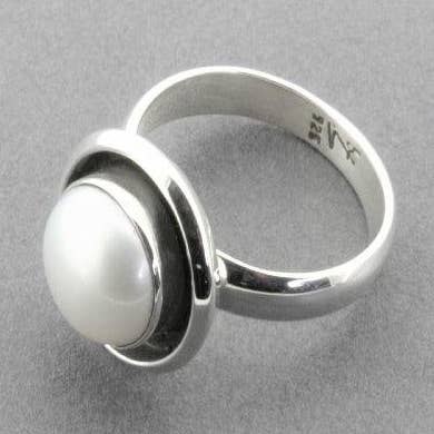 Zilveren ring met dubbele rand en 10 mm parel voor wholesale door Makers & Providers