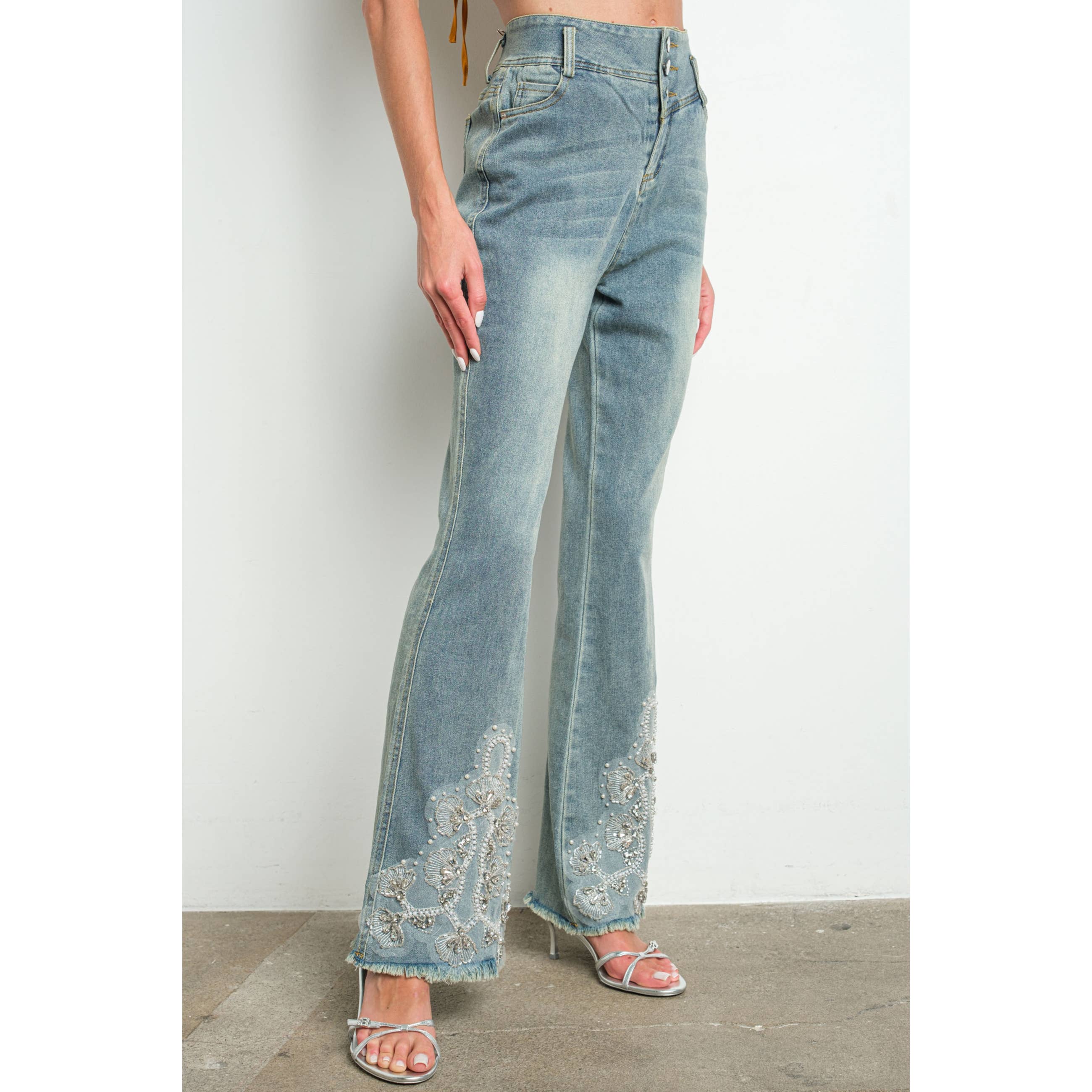 Lichte denim KIWI stretch denim jeans met uitlopende pijpen en geborduurde kraaltjes voor groothandel op Faire2