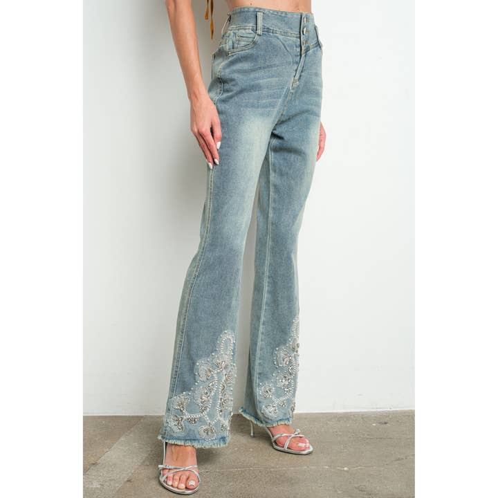 Lichte denim KIWI stretch denim jeans met uitlopende pijpen en geborduurde kraaltjes voor groothandel op Faire2