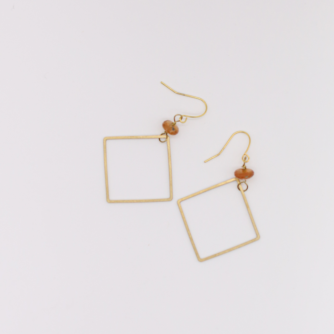 Seeds – Großhandel Ohrhänger – Julia-Ohrringe | Quadratische Anhänger aus Messing, echte Steinperlen7