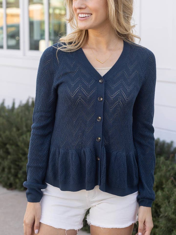 Djupt hav Pointelle Peplum-kofta i Deep Sea för wholesale på Faire0