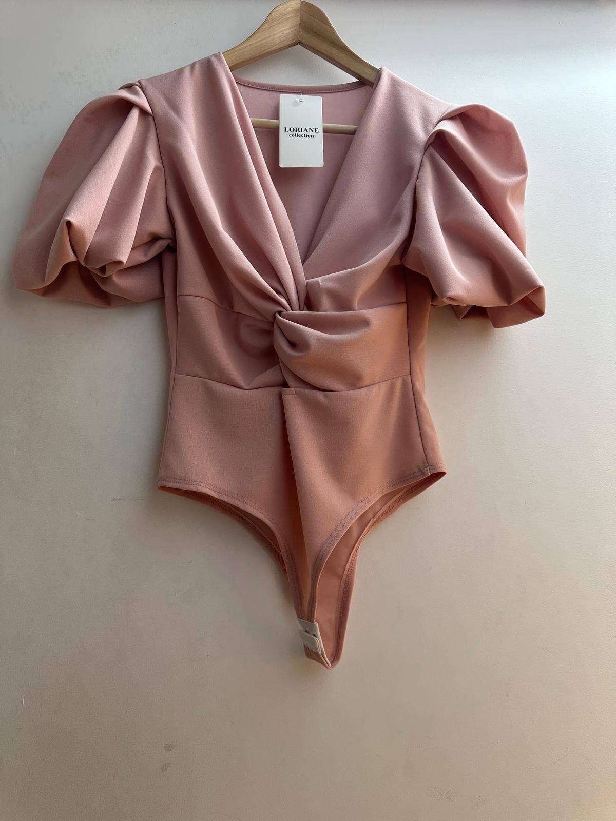 LORIANE – Großhandel Body – Damen – LORIANE Body mit Puffärmeln und V-Ausschnitt2