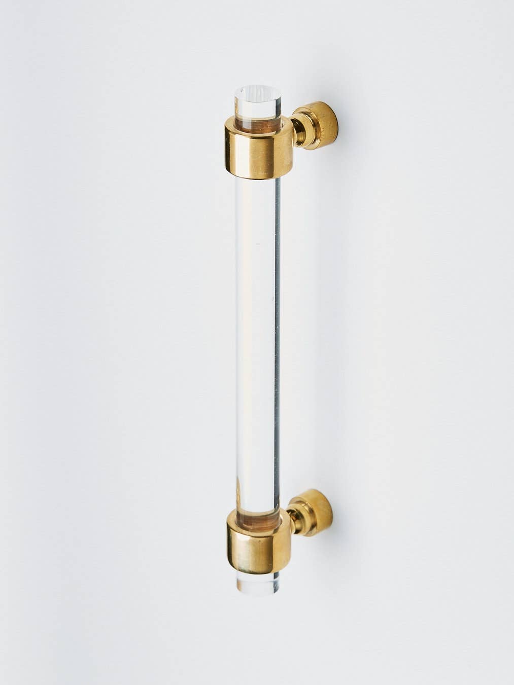 LuxHoldups – wholesale Knopp/Handtag – Smala handtag i lucite och mässing med kronformad bas för skåp8