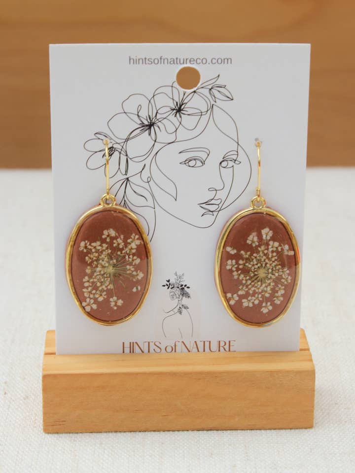 Boucles d'oreilles plaquées or à fleurs pour la vente par Hints of Nature