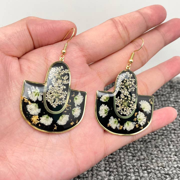 PDF - Vintage Black Geometric Dried Flower Dangle Earrings for wholesale by Mio Queena