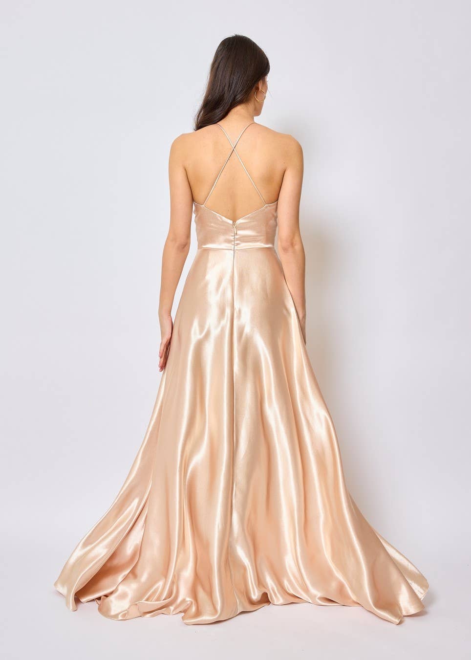 Eva & Lola - Epsilonn – Engroshandel Aftenkjole - Dame – Lang flydende satin kjole med åben ryg - HM21889