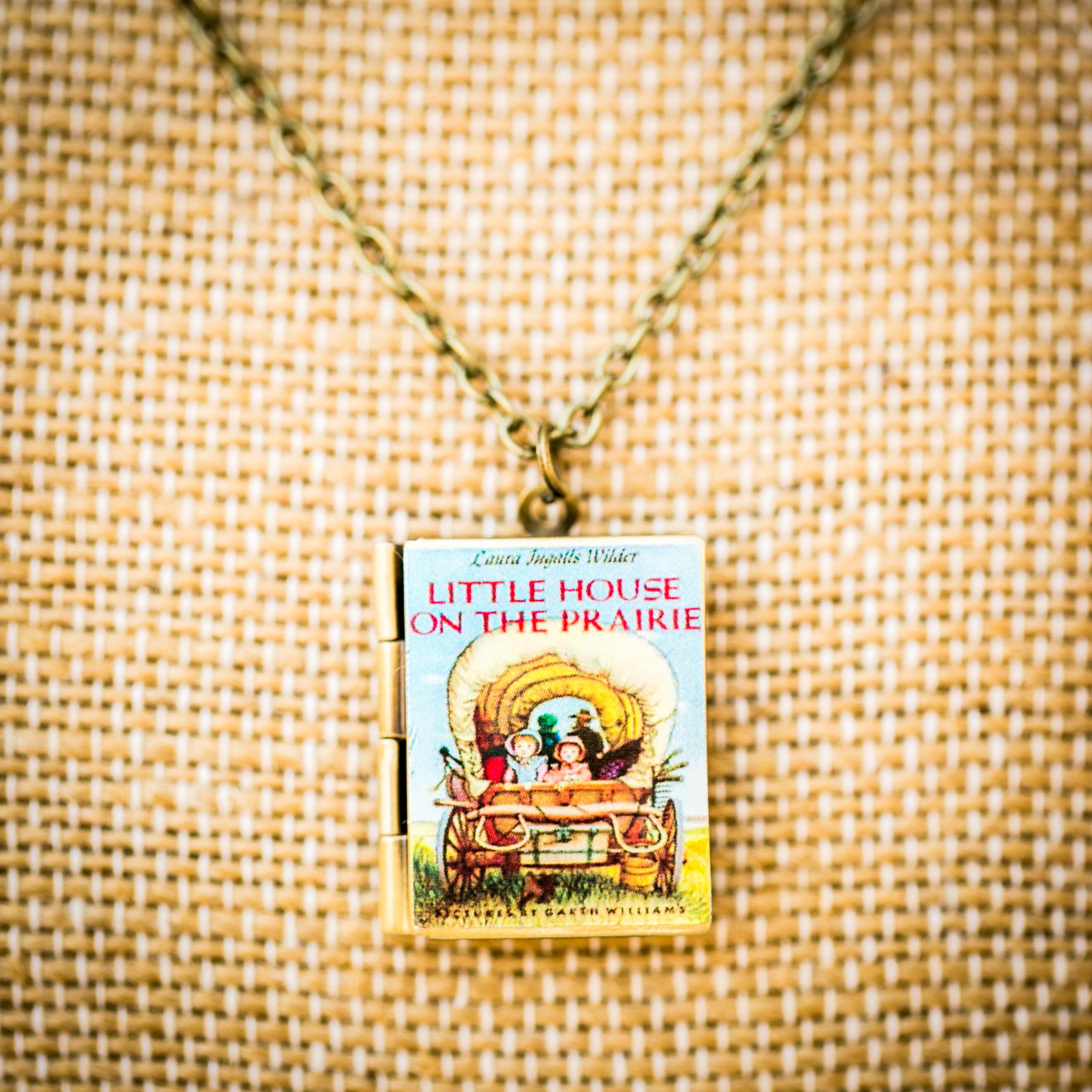 Adorned by Aisha - Vendita all'ingrosso Collane con medaglione - Collana con ciondolo libro stile Jane Eyre10