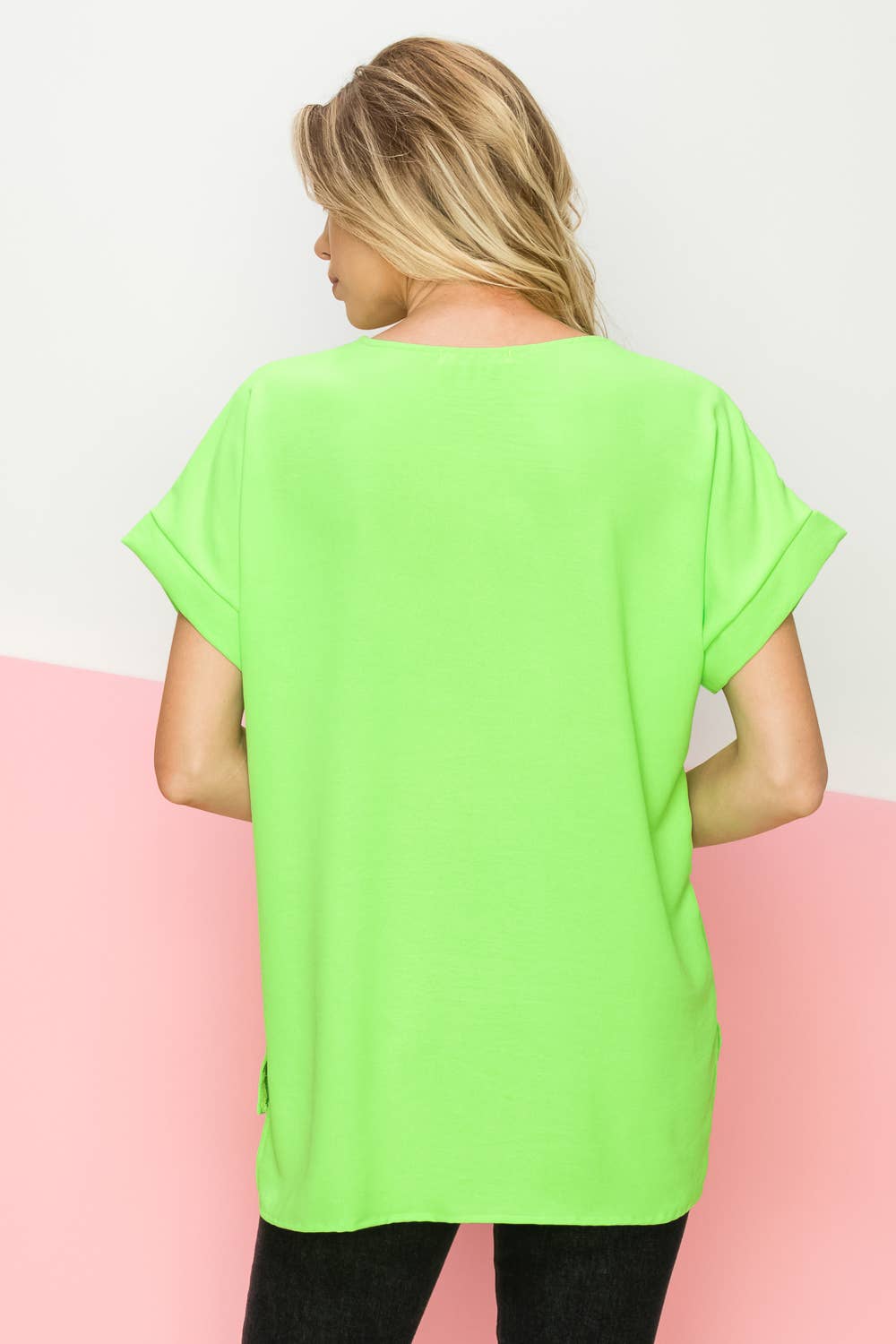 FSL Apparel - Vendita all'ingrosso Camicetta - Donna - ST3280 - TOP IN TESSUTO CON SCOLLO A V A MANICA CORTA, VESTIBILITÀ COMODA 5