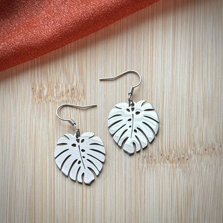 Kleine zilveren Monstera-blad oorbellen voor wholesale door Monstera Earrings