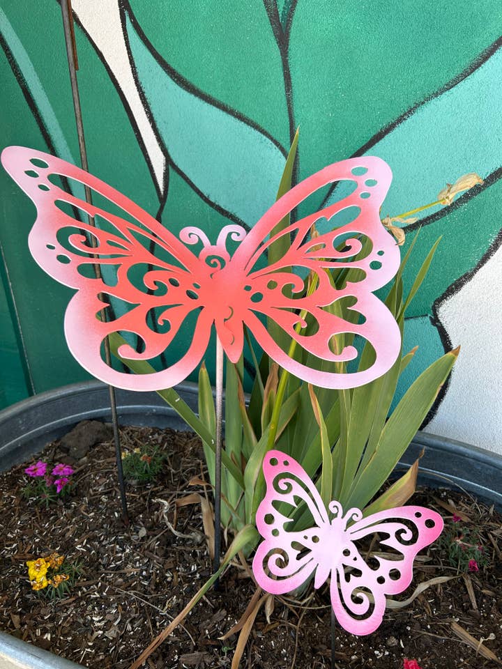 Petit papillon tourbillonnant pour la vente par Garden Deva Sculpture Co.