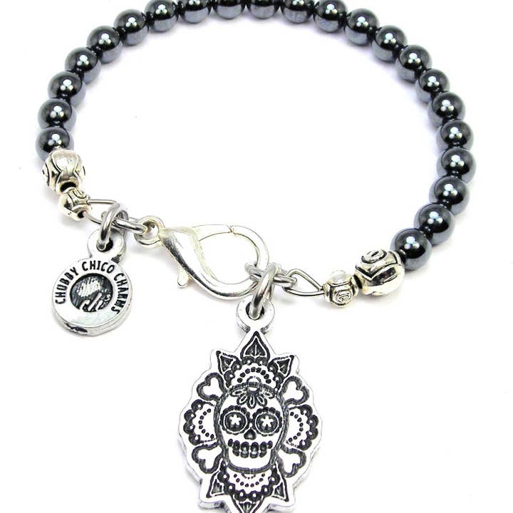 Bracelet en verre hématite et tête de mort en sucre pour la vente par Chubby Chico Charms