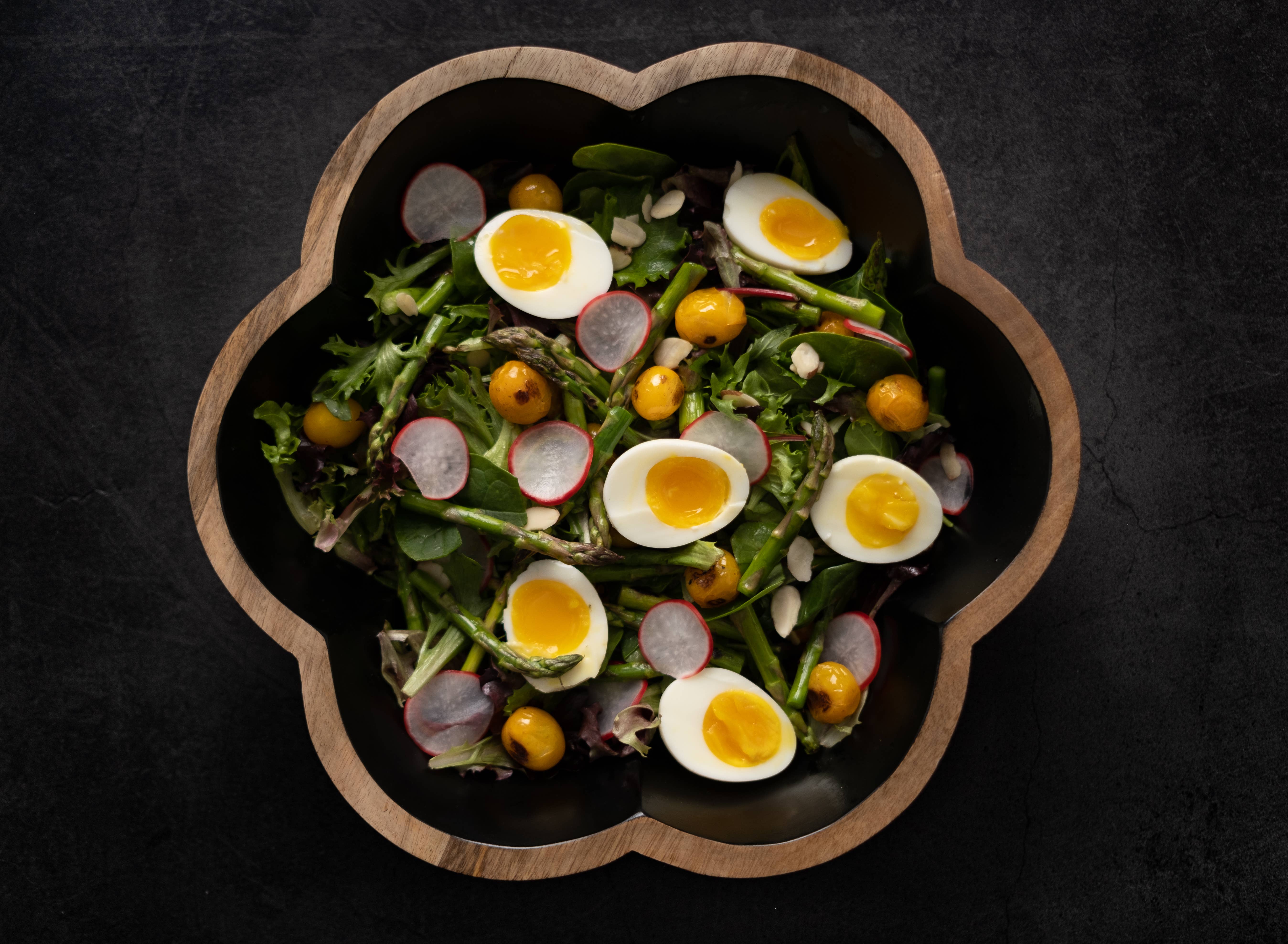 Made Market Co. - Wholesale Serveerschaal - Zwarte bloemvormige schaal3