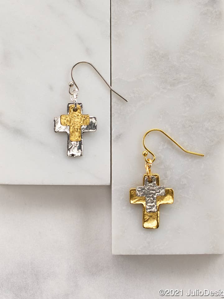 ER531 Petites breloques en forme de croix superposées sur fil d'oreille en forme d'hameçon pour la vente par Julio Designs