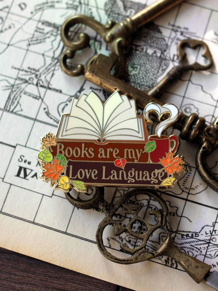 Bøger er mit kærlighedssprog boglig emaljepin for engroshandel hos Geek and Artsy