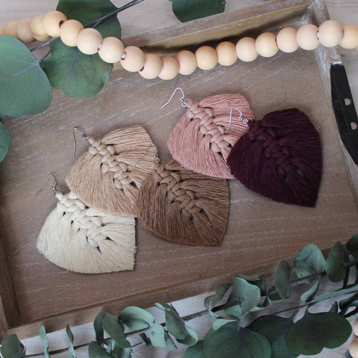 Macrame fjer øreringe for engroshandel hos Knotty but Nice