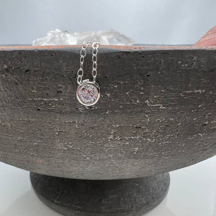 Collar deslizante con colgante solitario de circonita cúbica engastada en bisel de plata de ley para venta al por mayor de Sela+Sage