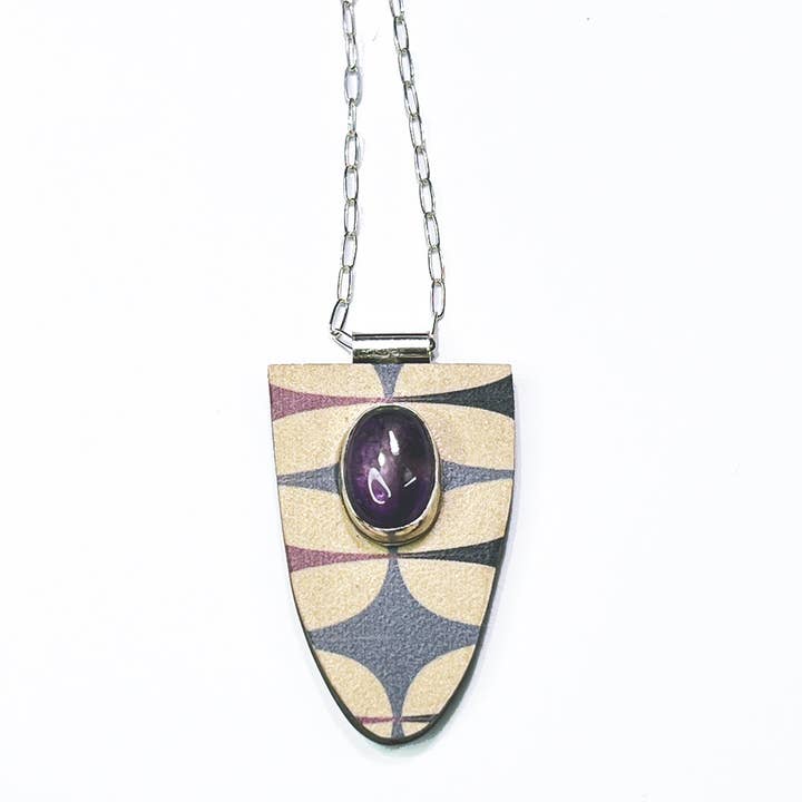 Violetter Atomic Shield Anhänger für den Großhandel von Audacious Studio