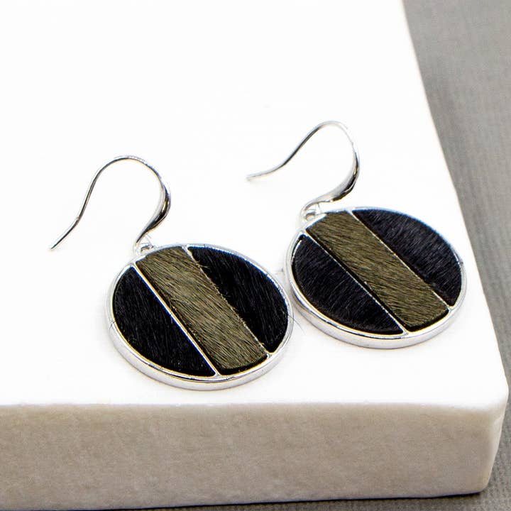 Boucles d'oreilles en forme de disque en section de crin de cheval noir et vert pour la vente par Tempest Designs