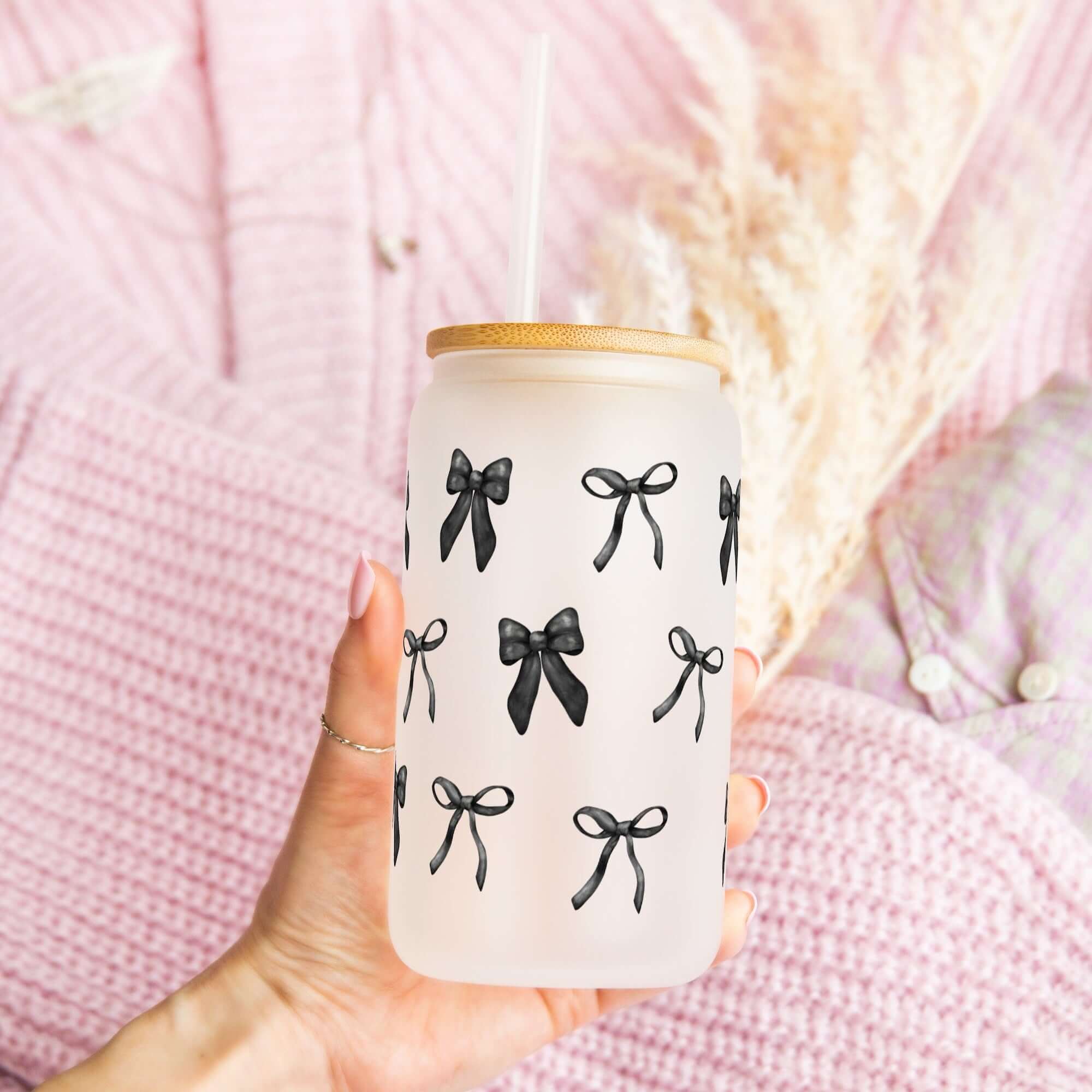 Sip-Sip Hooray! – wholesale Dricksglas och koppar – Svart Coquette Bågmönstrad burkkopp med lock och sugrör1