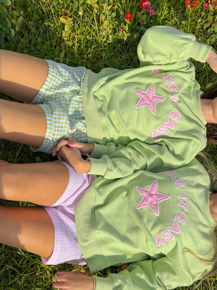 The Beach Club – Großhandel Sweatshirt mit Grafikdruck – Damen – Boxy-Crewneck "Take It Easy"3