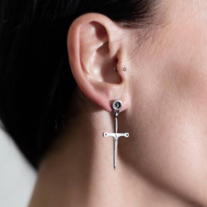 Boucle d'oreille épée en argent sterling noir pour la vente par NicolasAmbrosio