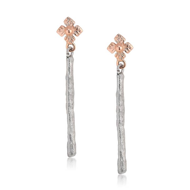 Roségouden vermeil bloemoorbellen met zilveren staafje voor wholesale door Anatoli Jewelry