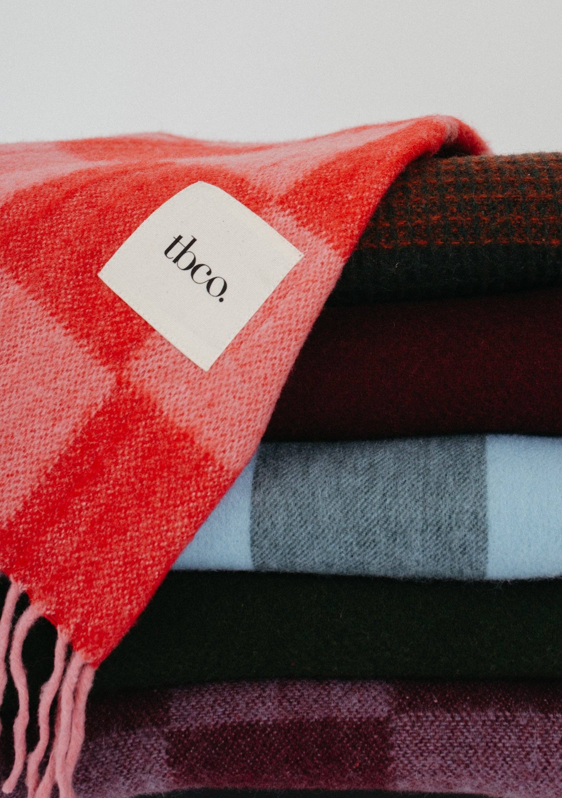 TBCo - Vente Plaids - Couverture en laine recyclée à carreaux rose et rouge1