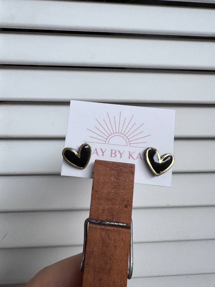 Clous d'oreilles cœur en or pour la vente par Clay By Kass