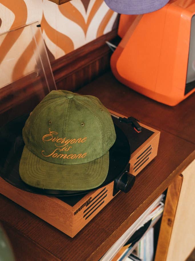 ”Alla är någon” StrapBack Hat - Pesto för wholesale av No One