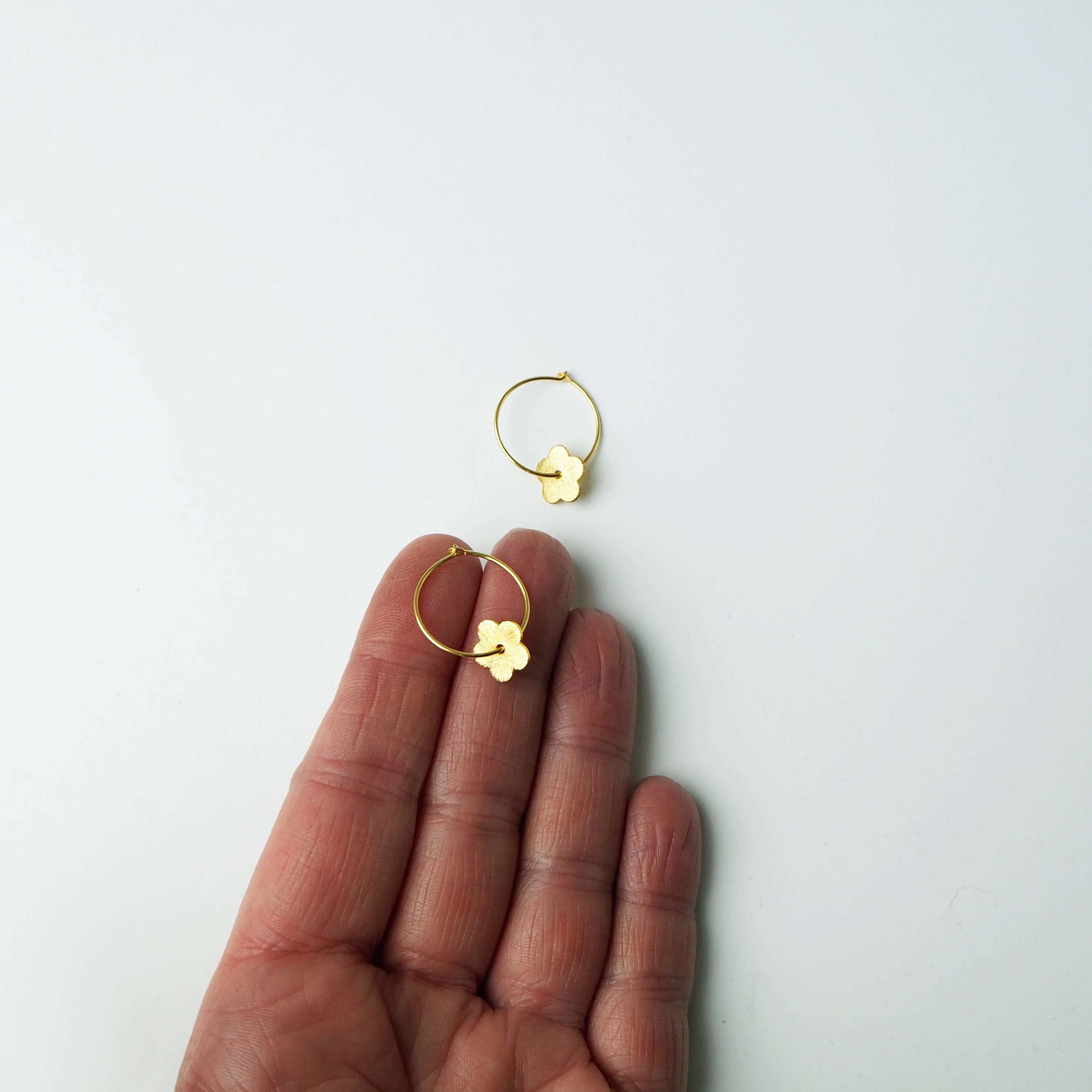 Custom Made - Wholesale Oorringen - Grote Minima Oorringen, gouden hoepels met gouden bloem3
