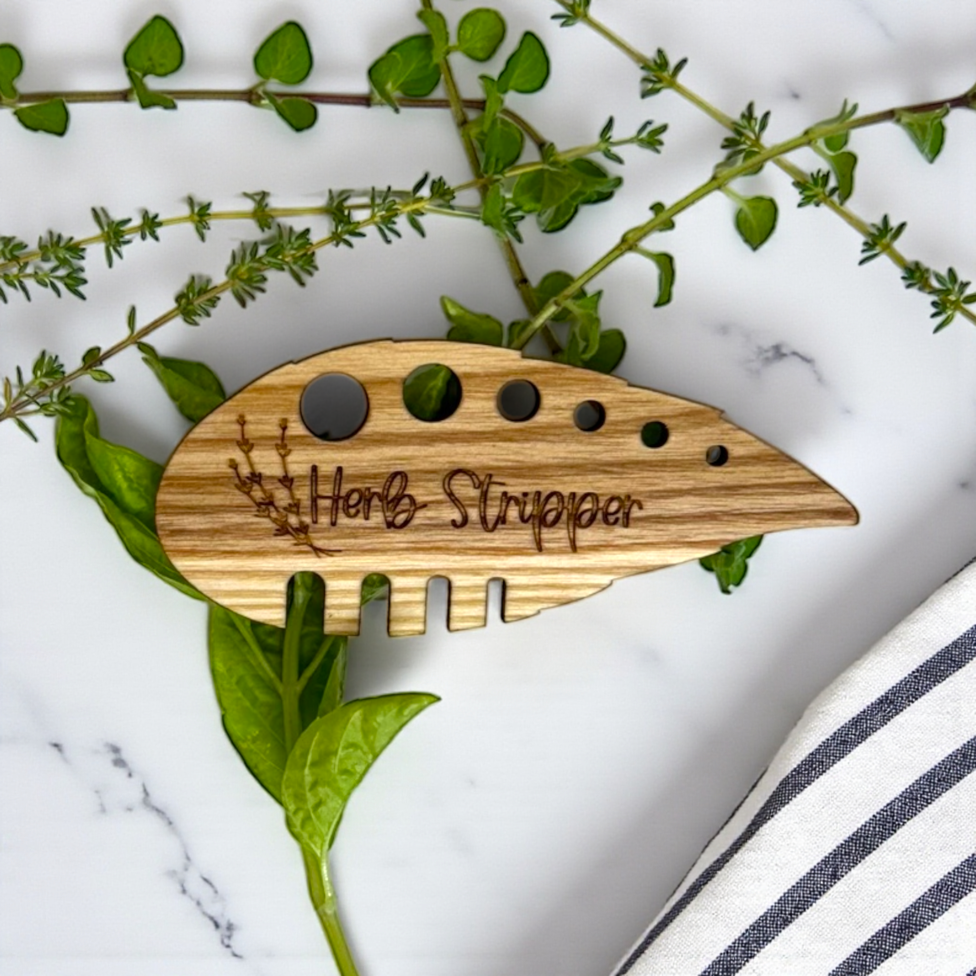 The Savvy Spade - Vente Ustensile/gadget de cuisine - Éplucheur d'herbes personnalisé avec logo – Outil de cuisine en bois dur de marque6