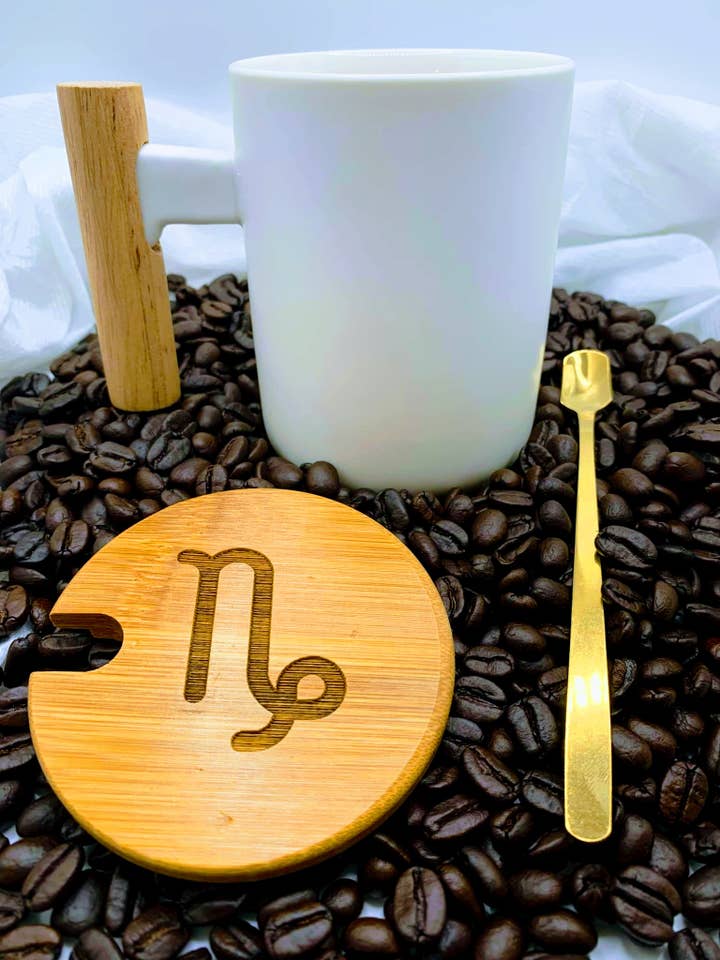 Tazza da caffè con segno zodiacale Capricorno con coperchio e cucchiaio in bambù per la vendita all'ingrosso da parte di Zodiac Girl Coffee Comapny