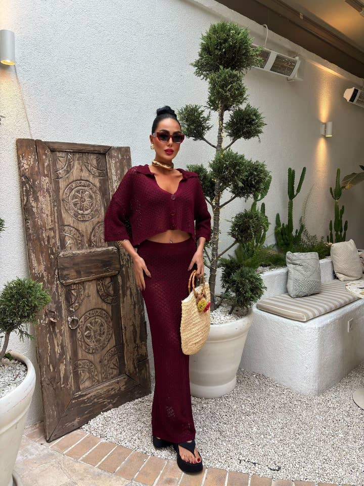 Design company-Fatma Balkir – wholesale Kjol - Dam – Bordeauxfärgad stickad pennkjol och kort blus med knappar framtill1