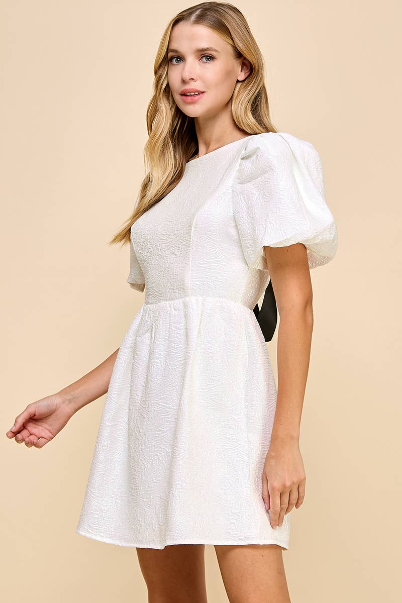 Blanc CD04924 Robe texturée à nœud métallique au dos en vente sur Faire3