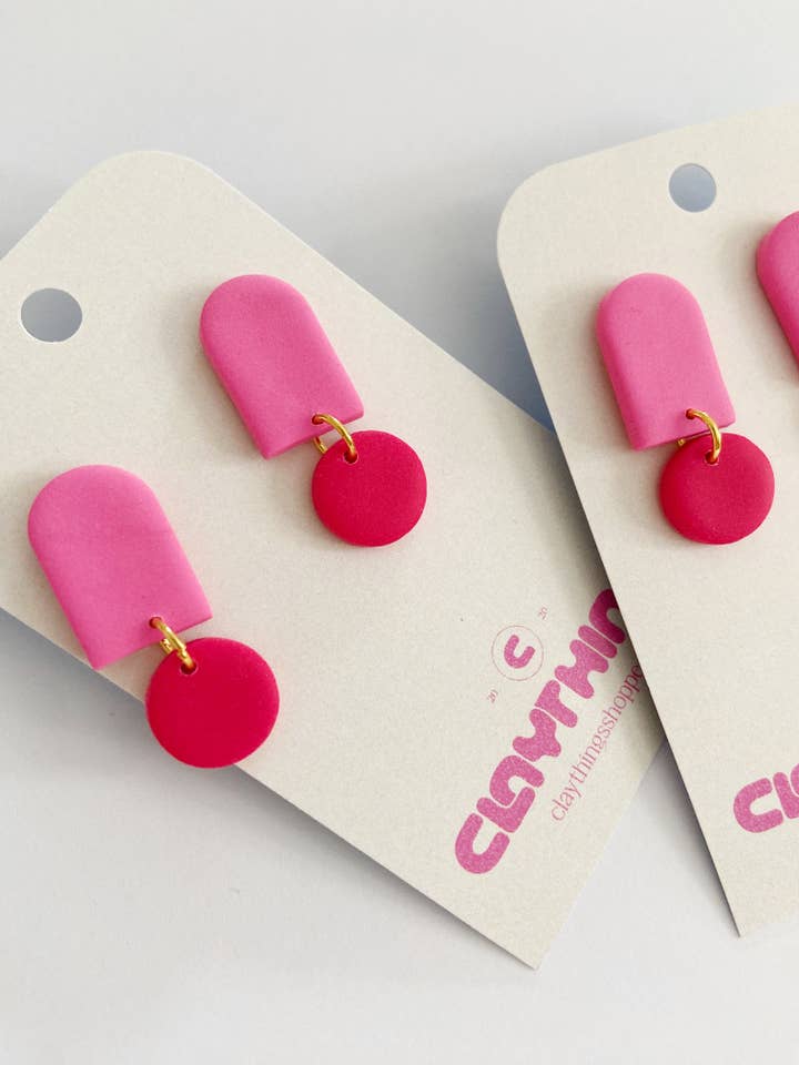 Orecchini in mini argilla rosa e rossa, piccoli orecchini a perno in argilla per la vendita all'ingrosso da parte di ClayThings Shoppe