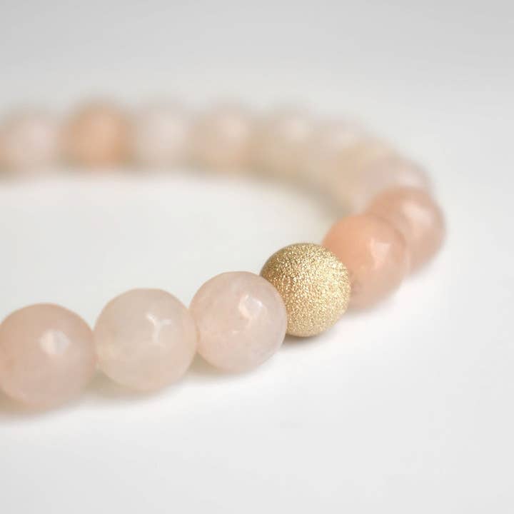 Pamela - bracelet en aventurine couleur pêche pour la vente par Katherine Rose Collections