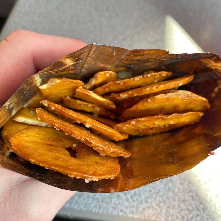 Elephant - Wholesale Pretzels - 1105 - ELEPHANT Pretzels with Black&White Sesame 10.58oz3