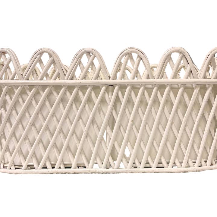 Fioriera in rattan bianco ovale jumbo con bordo smerlato per la vendita all'ingrosso da parte di The Enchanted Home