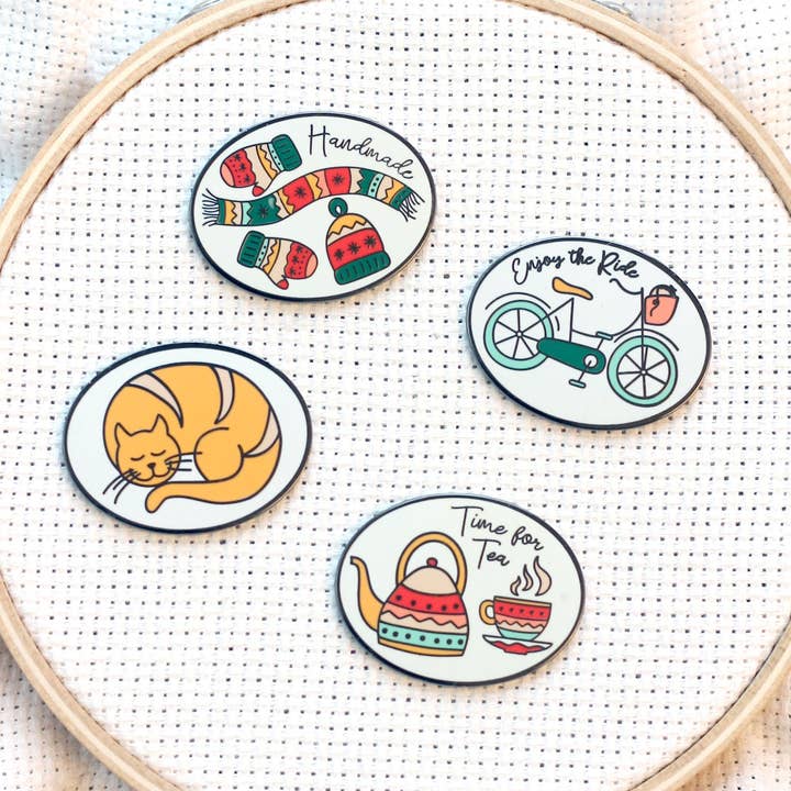 Hygge Aiguilles émaillées : Mitaines de chat à thé, écharpe, vélo pour la vente par Snarky Crafter Designs