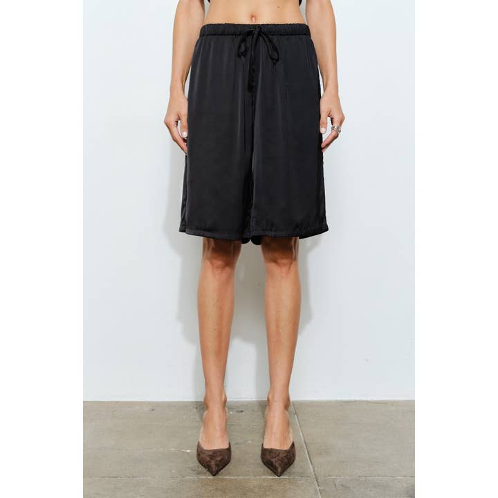 Short long en satin à coupe décontractée Lily pour la vente par Loucia