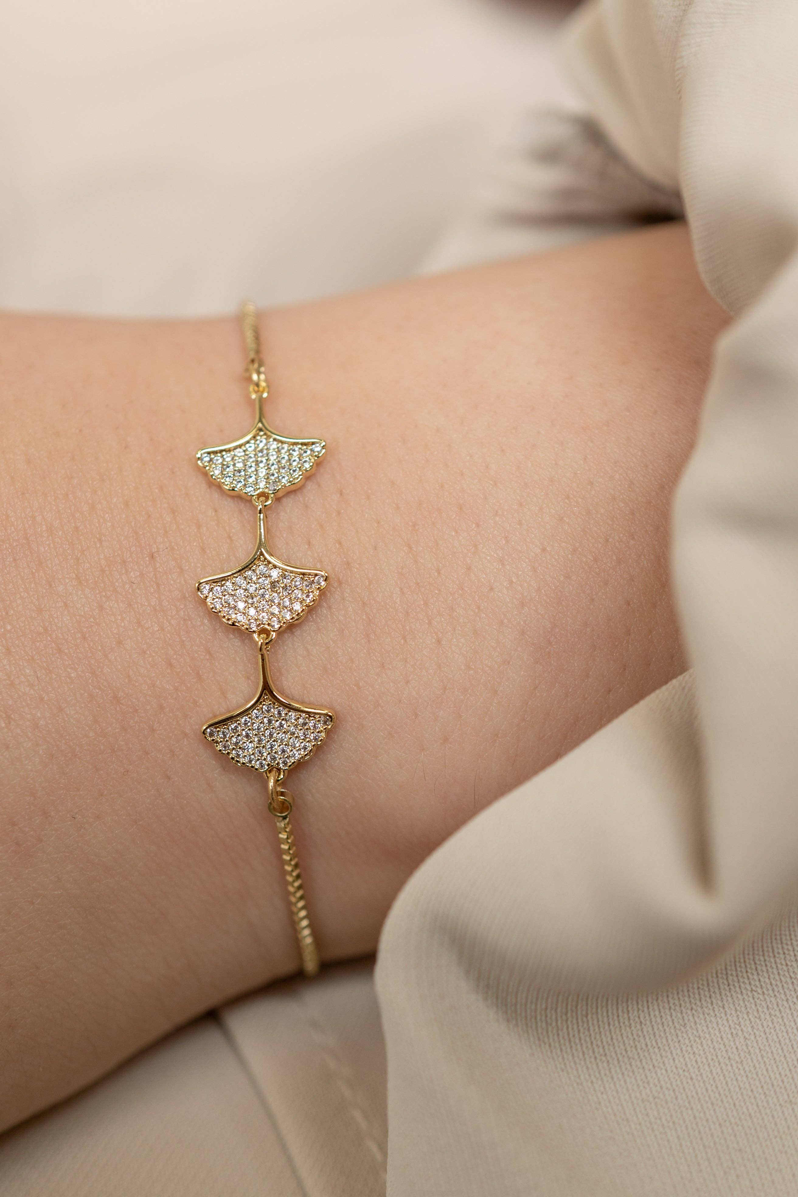 Harma – Engroshandel Armbånd med vedhæng – Floral Petals Zirconia Justerbart Bolo armbånd3